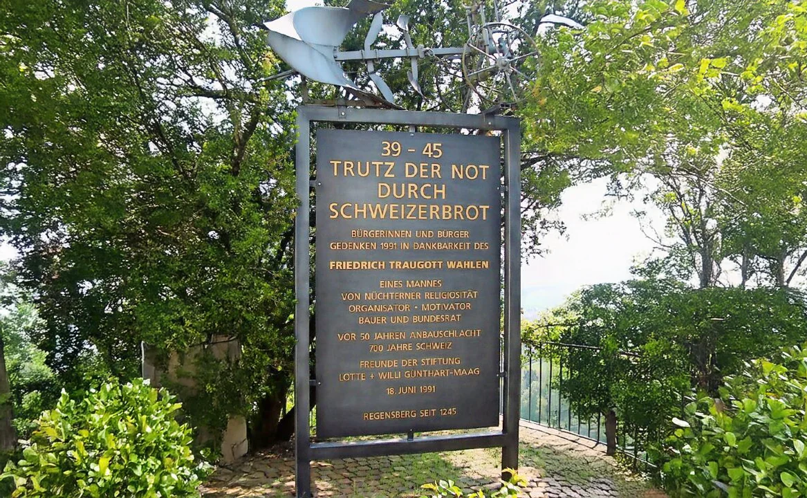 Erinnerungstafel für Friedrich Traugott Wahlen mit KI erweitert. Bild: Wikipedia
