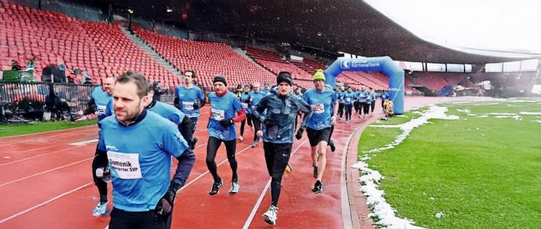 Kantonsratslauf 2024: Der Wintereinbruch machte den Läufern, angeführt von Domenik Ledergerber, trotzdem keinen Strich durch die Rechnung. Ein gutes Beispiel für Resilienz und die Fähigkeit, frühmorgens eine Mehrleistung zu erbringen. Bild: ZVG