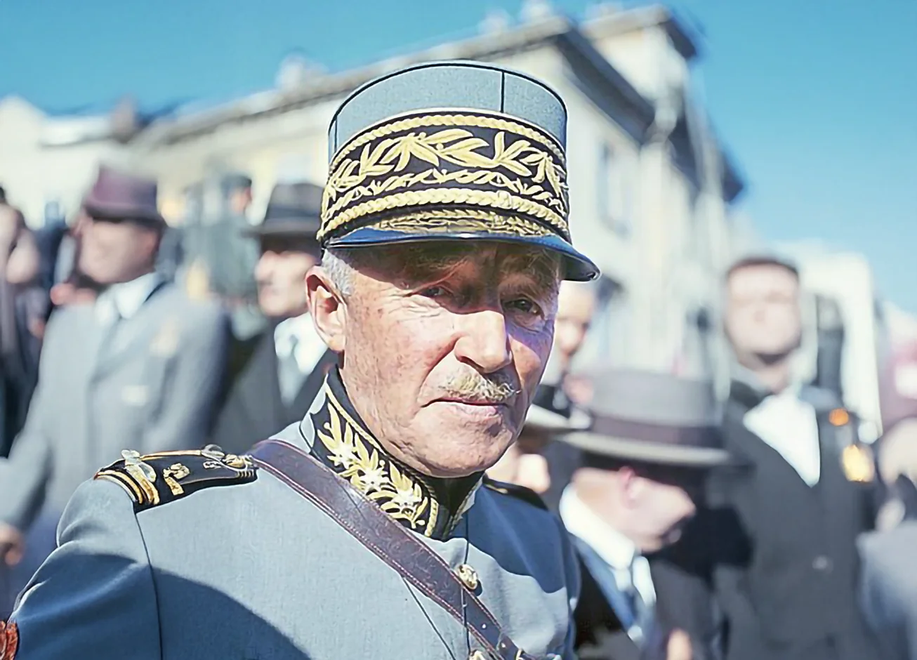General Guisan in seiner Uniform.