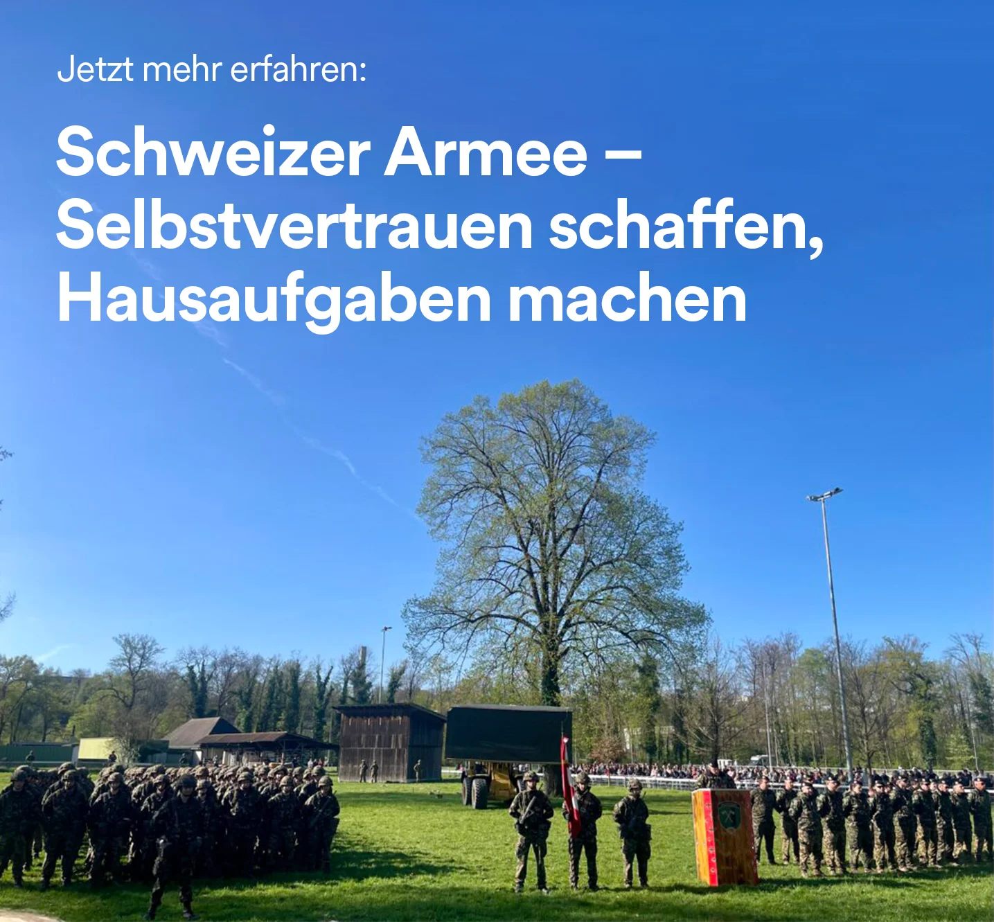 Ein Bild einer Kompagnie der Schweizer Armee auf einer Wiese. Darüber steht Folgendes. Jetzt mehr erfahren: Schweizer Armee – Selbstvertrauen schaffen, Hausaufgaben machen. Daniel Wäfler.